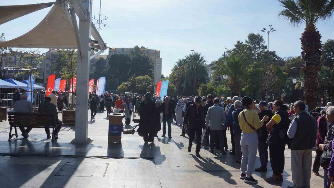 Aydın Büyükşehir'in 'Ata Tohumları' fideleri yoğun ilgi gördü: 80 bin fide yarım saatte tükendi