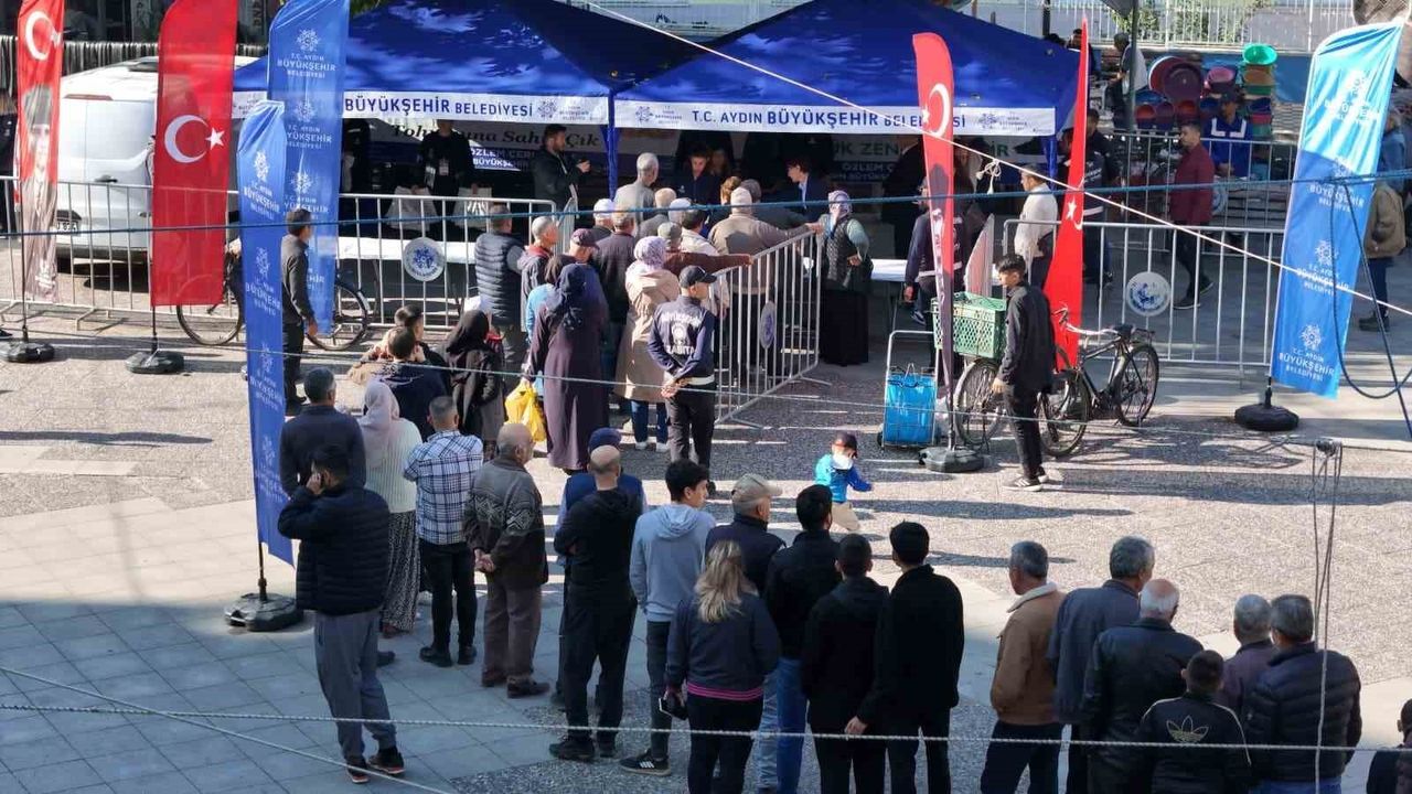 Aydın Büyükşehir, İncirliova’da Ata Tohumu Kışlık Fidelerini Vatandaşlara Dağıttı