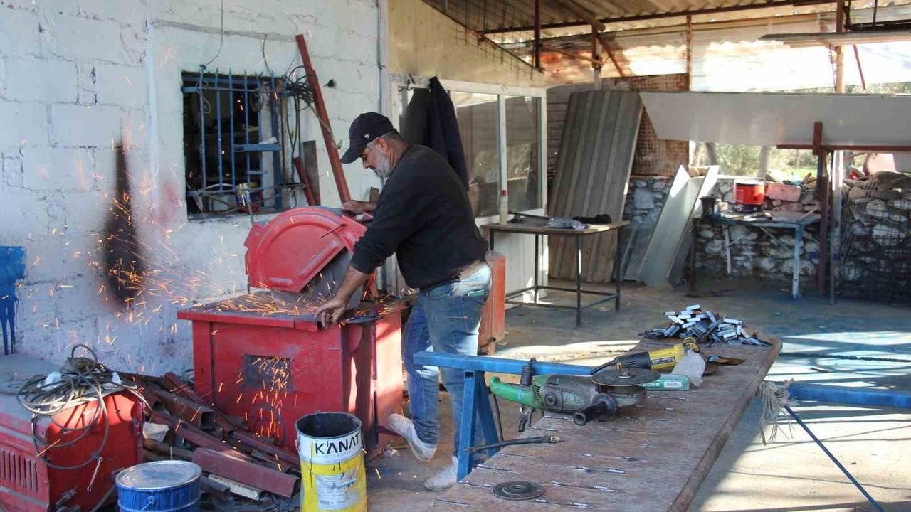 Aydın'da demirci Turgay Carım, bozulan tarım aletlerini tamir ederek üretimi destekliyor