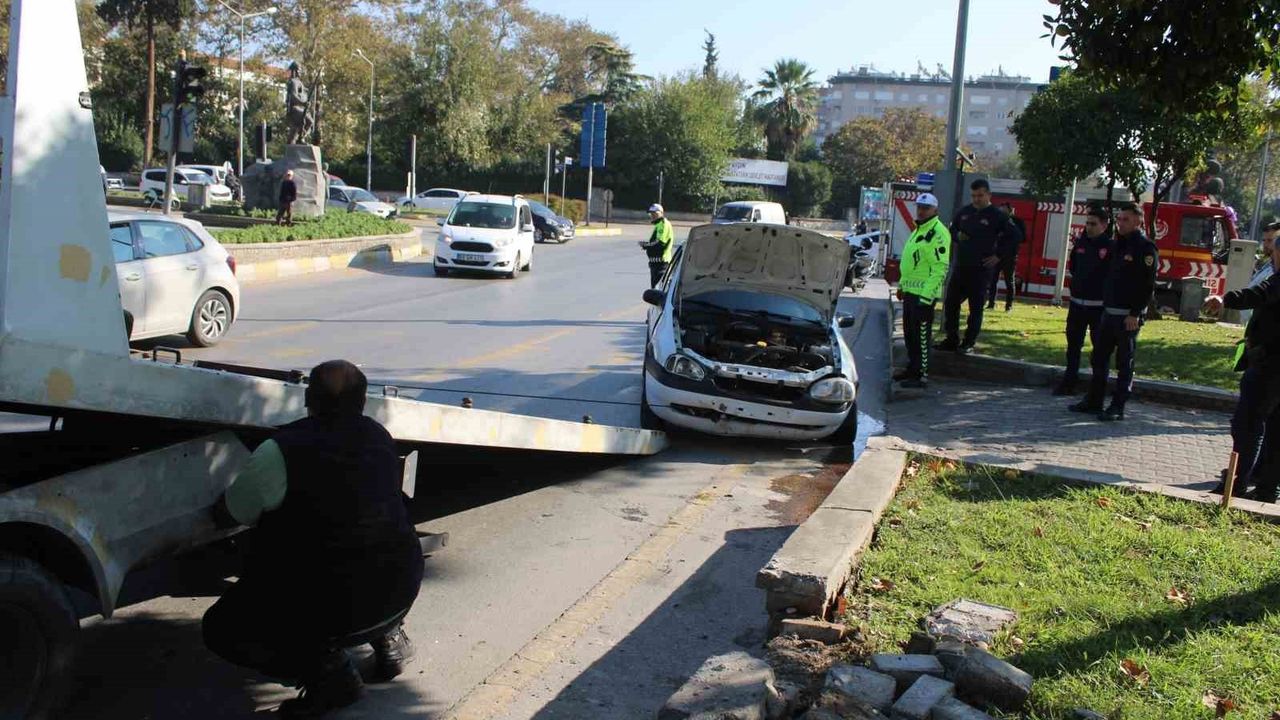 Aydın’da ehliyetsiz sürücünün kontrolü kayboldu, refüje çarpan kazada 2 kişi yaralandı
