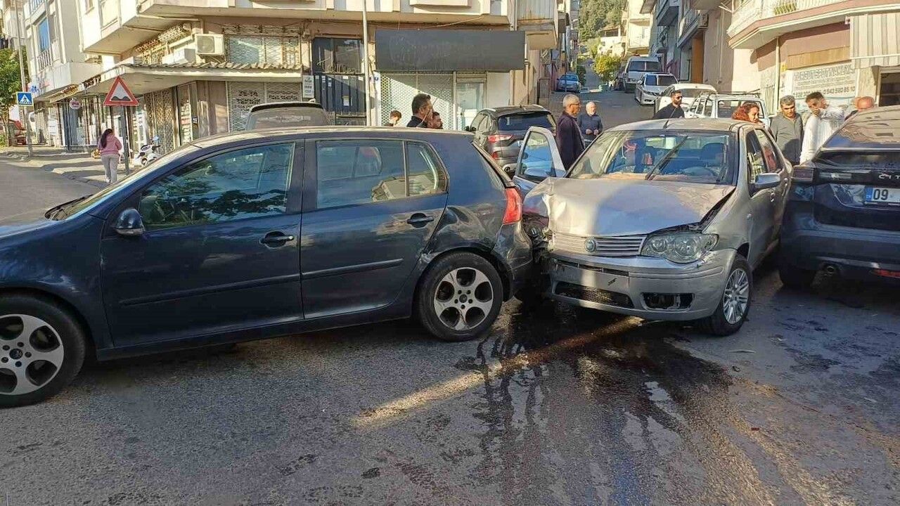Aydın’da freni tutmayan otomobil park halindeki 3 araca çarptı: 1 yaralı