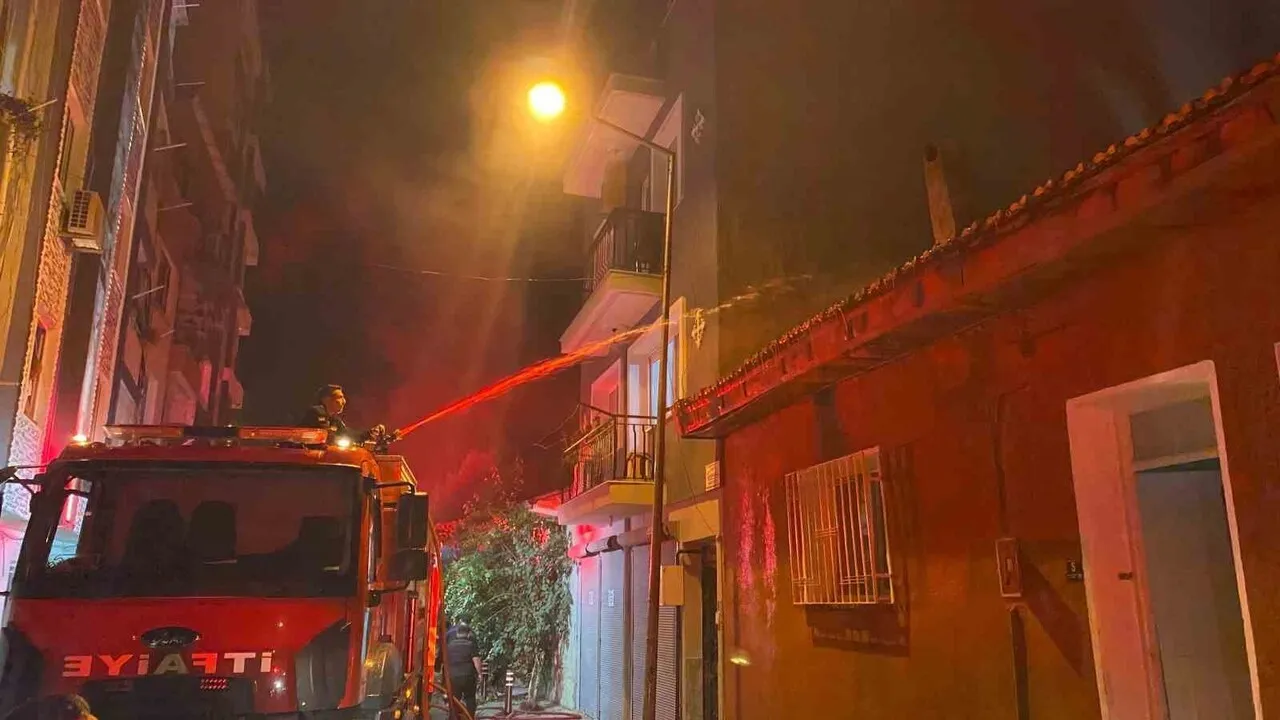 Aydın Efeler'de müstakil evde yangın: Ev sahibi yaşlı kadın evsiz kaldı