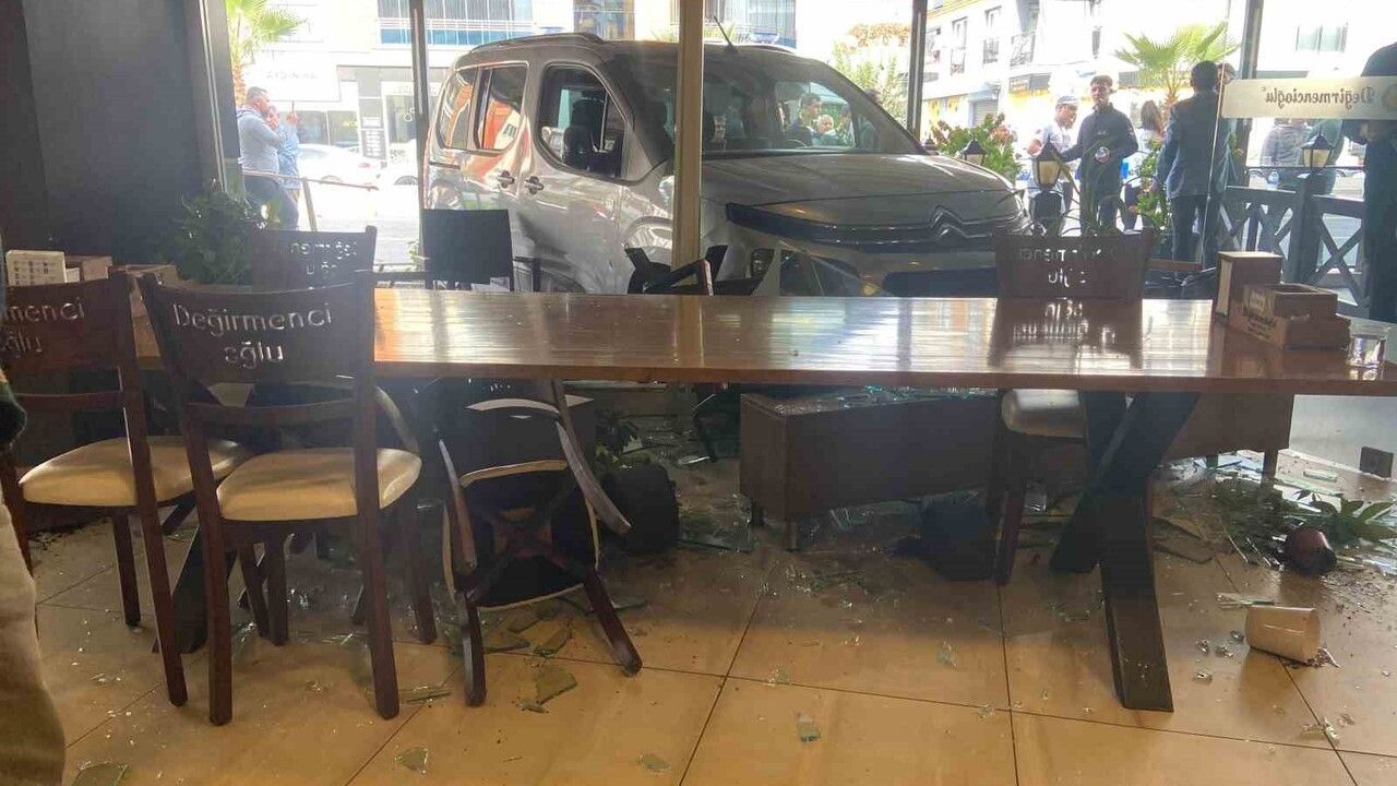 Aydın Efeler'de ticari araç iş yerine daldı; 15 yaşındaki sürücü yakalandı