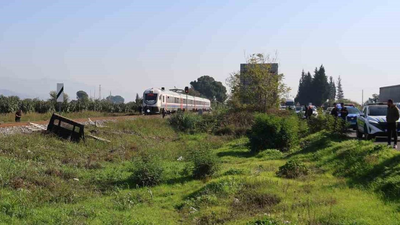 Aydın Efeler’de yolcu treni kamyonete çarptı; sürücü yaralı