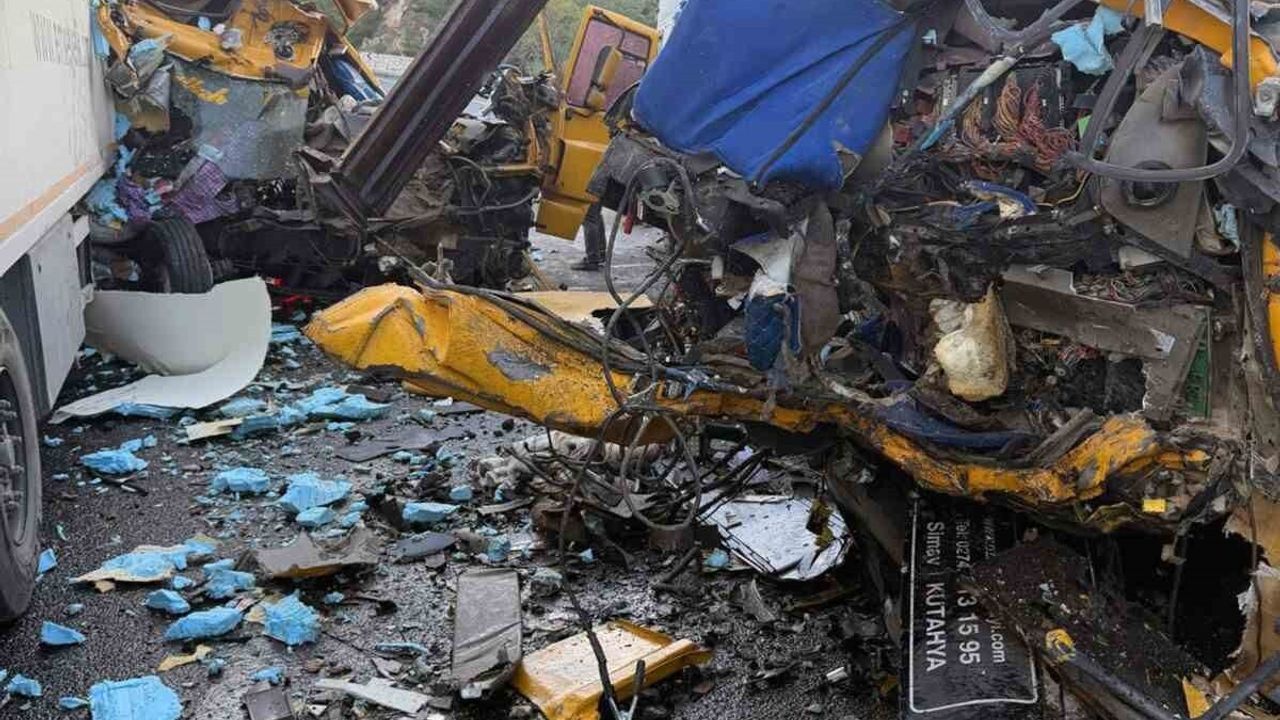 Aydın-Muğla (Yatağan Çakırlar) karayolunda iki TIR çarpıştı: 2 yaralı, biri ağır