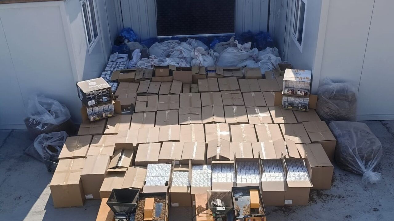 Aydın ve İzmir'de eşzamanlı operasyon: 5 gözaltı, çok sayıda kaçak sigara ele geçirildi