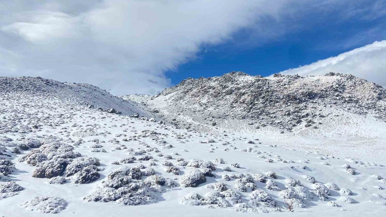 Aydınlar'ın yüksek mahalleleri kar yağışıyla beyaza büründü