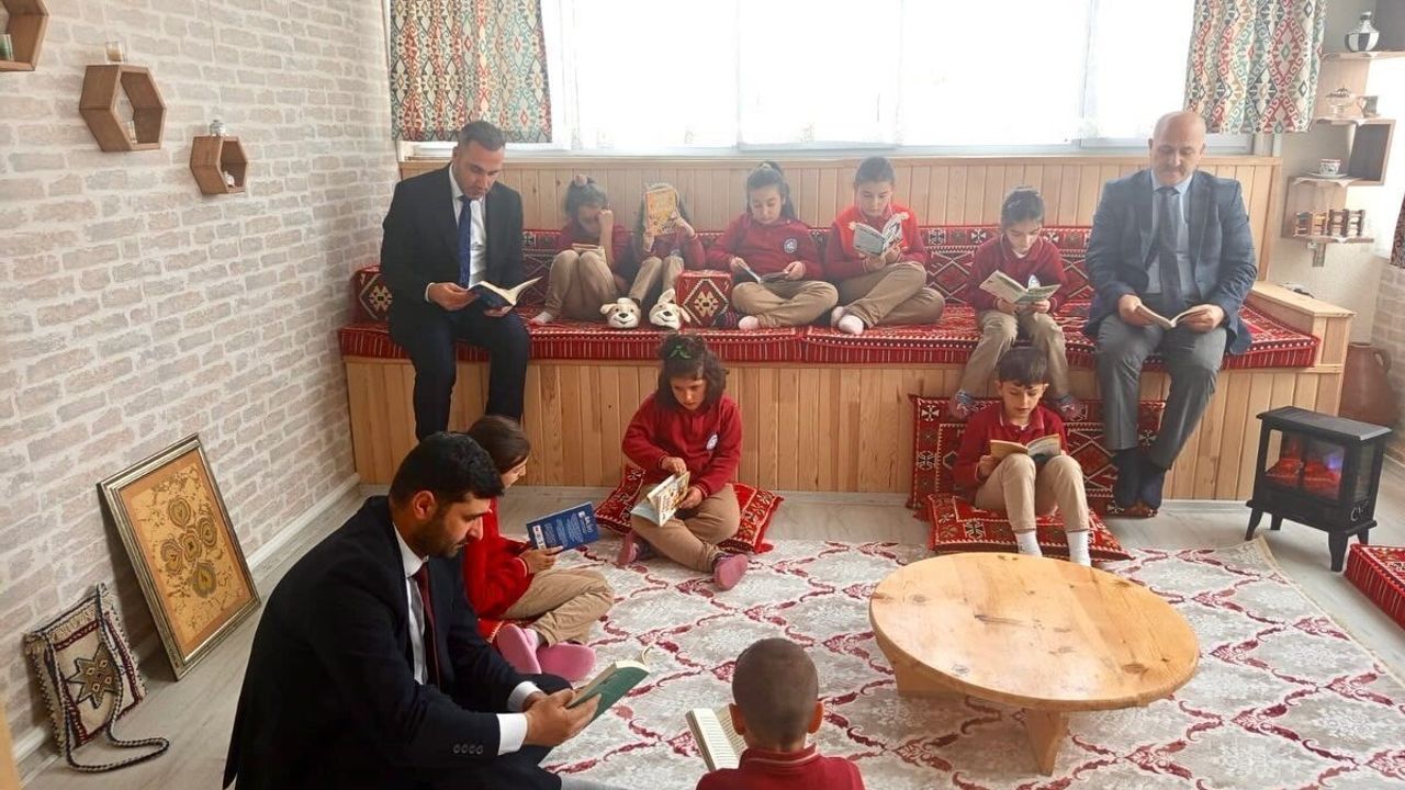 Aydıntepe'de Şehit Oktay Altuntaş İlkokulu'nda yeni kültür odasında kitap okuma etkinliği