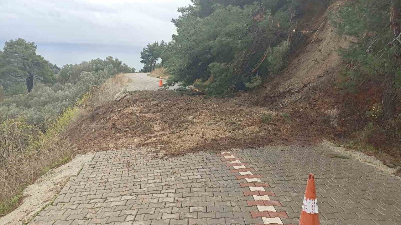 Ayvacık’ta kaya düşmesi Sazlı köyü sahil yolunu kapattı, ekipler yolu ulaşıma açtı