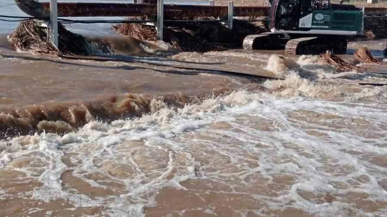 Ayvacık’ta Tuzla Çayı taştı: Tarım arazileri ve bazı binalar su altında kaldı, ekipler müdahale ediyor