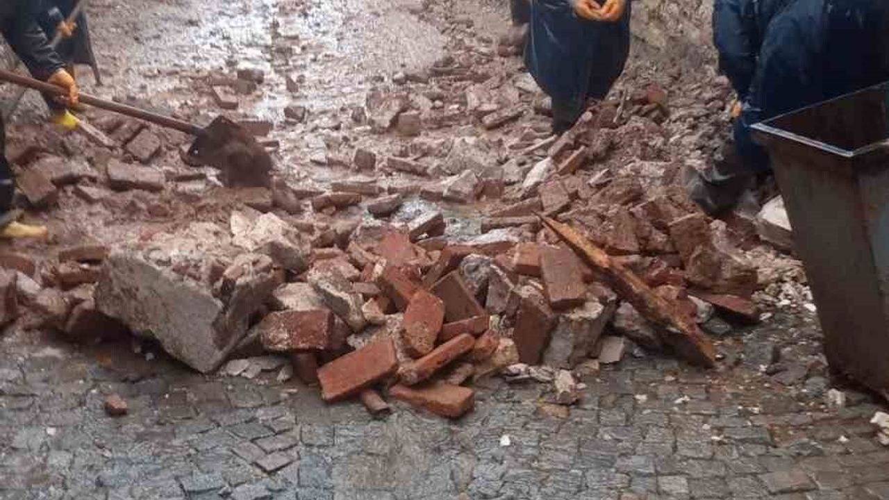 Ayvalık’ta 24 saatte metrekareye 105.3 kg yağış: Ulaşım ve altyapı etkilenirken ekipler seferber oldu