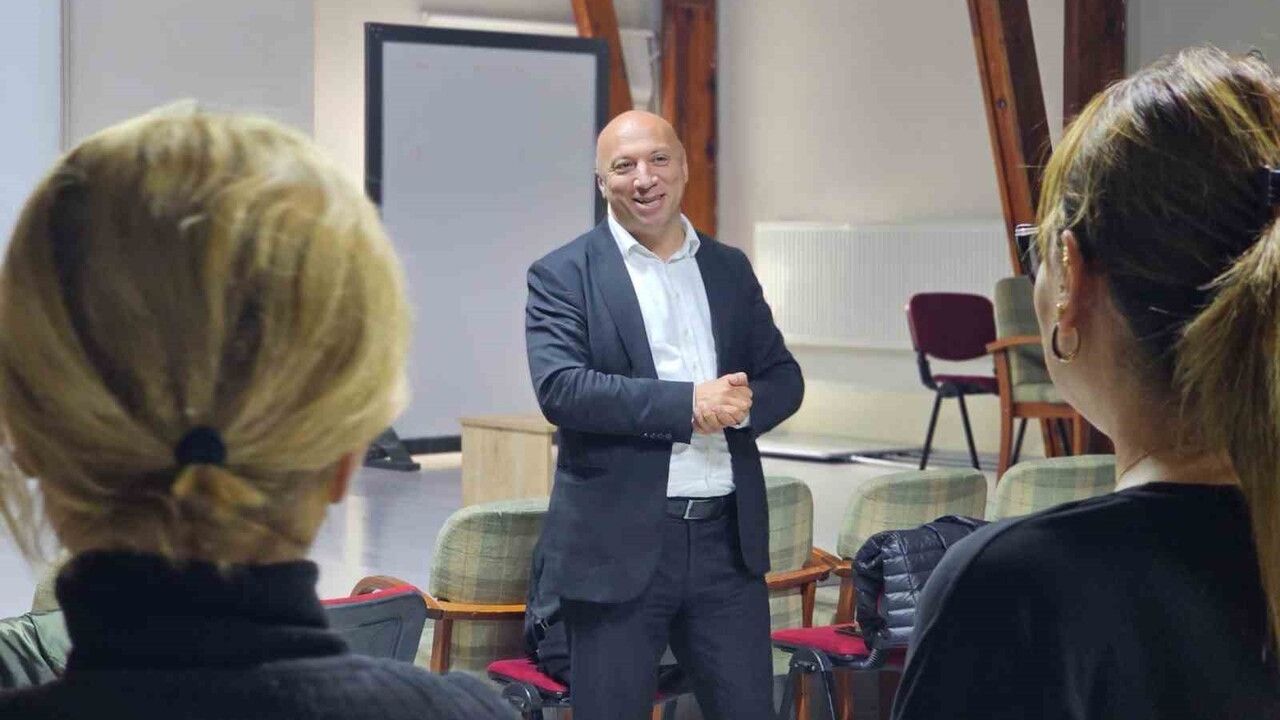 Ayvalık’ta öğretmenlerden oluşan Ayvalık Maarif Halk Dansları Topluluğu başlatıldı