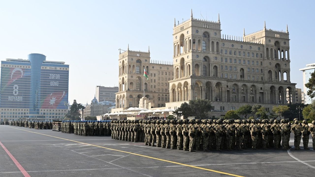 Azerbaycan Karabağ Zaferi'nin 5. yılı Bakü'de askeri geçit töreniyle kutlandı