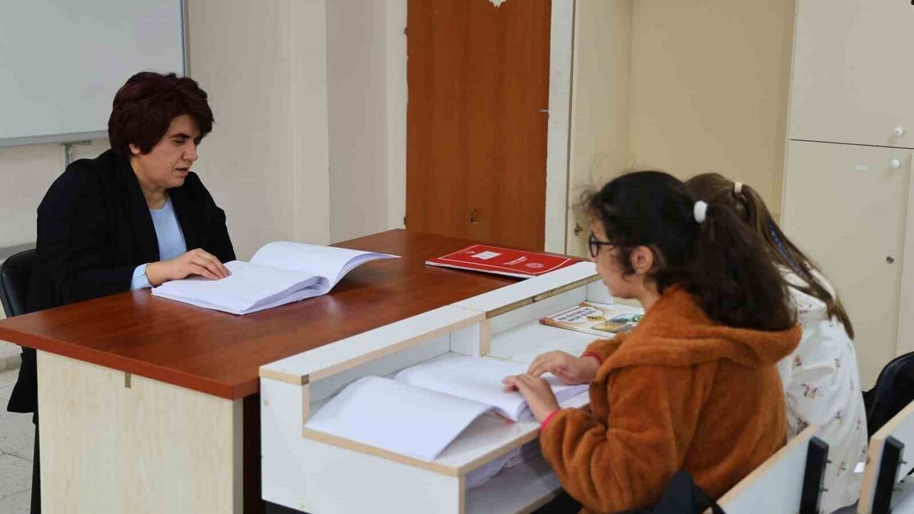 Azmin zaferi: Görme engelli öğretmen Züleyha Eker 22 yılda 300'ün üzerinde öğrenciyi hayata hazırladı