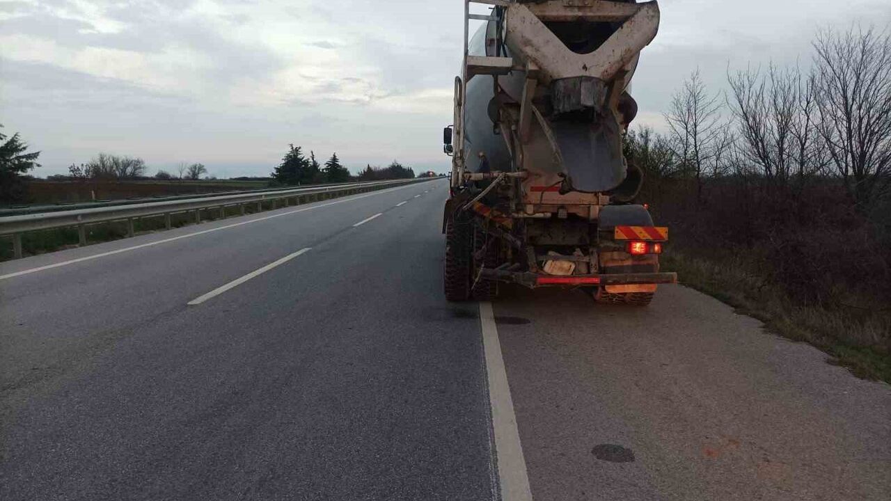 Babaeski'de D55 kara yolunda beton mikseri ile otomobil çarpıştı — 1 yaralı