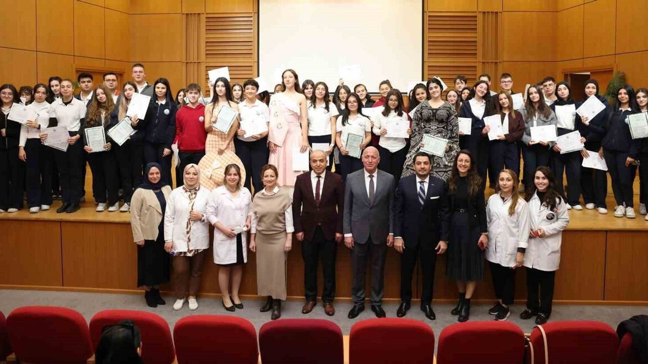 BabaFest 2025’te 'Tarihin Kumaşa Dokunuşu' defilesiyle öne çıkan DOSTEK öğrencilerine sertifikaları verildi