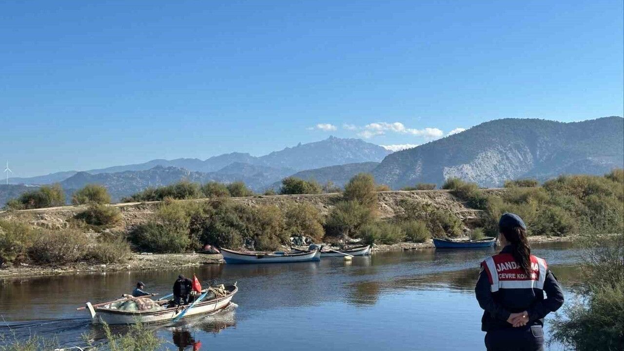 Bafa Gölü Tabiat Parkı’nda yaban kuşları ve su ürünleri yaşam alanı denetlendi