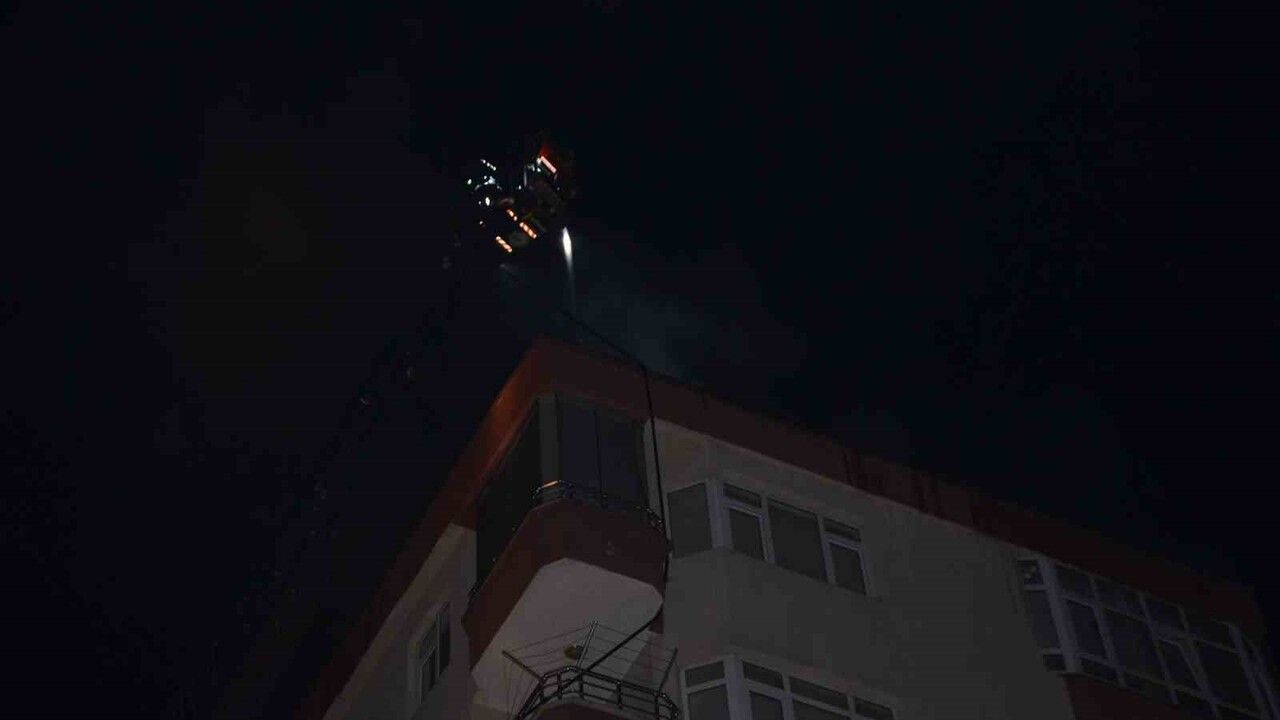 Bafra'da 7 katlı binanın çatı katında izolasyon çalışması sırasında yangın çıktı