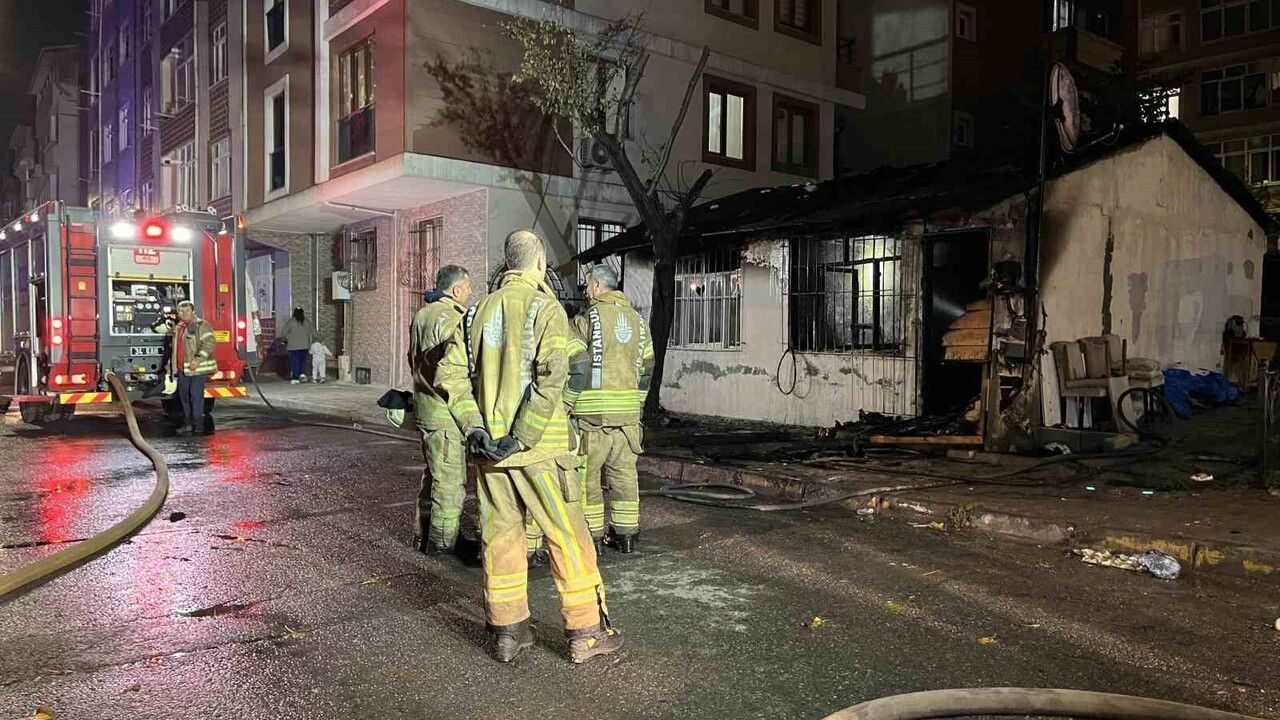 Bağcılar'da tek katlı gecekondu yangını: Anne ve dört çocuğu dumandan etkilendi