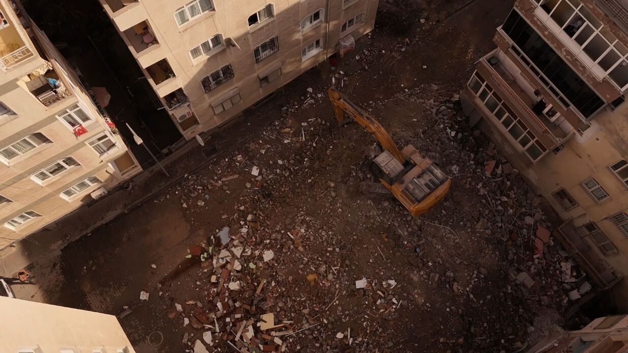 Bahçelievler'de yıkım sonrası bitişik binada duvar eksikliği ortaya çıktı