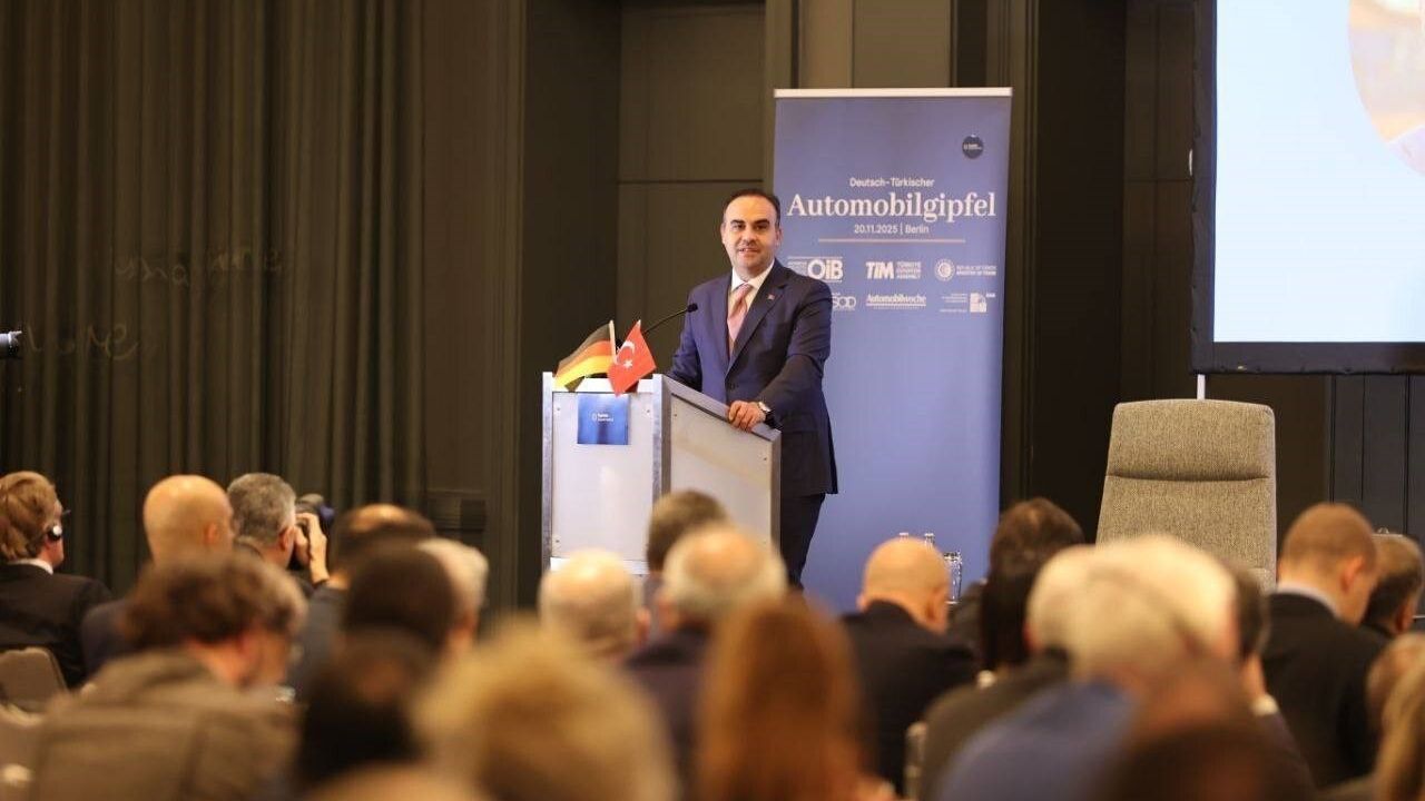 Bakan Kacır Berlin'de Alman Otomotiv Şirketlerini Türkiye'ye Yatırıma Davet Etti