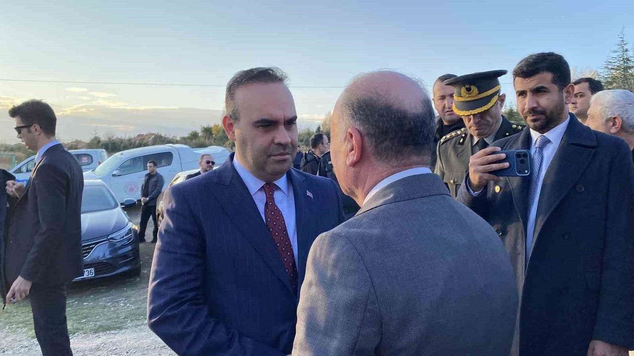 Bakan Kacır, C130 kazasında şehit olan Burak İbbiği’nin ailesine taziye ziyaretinde bulundu