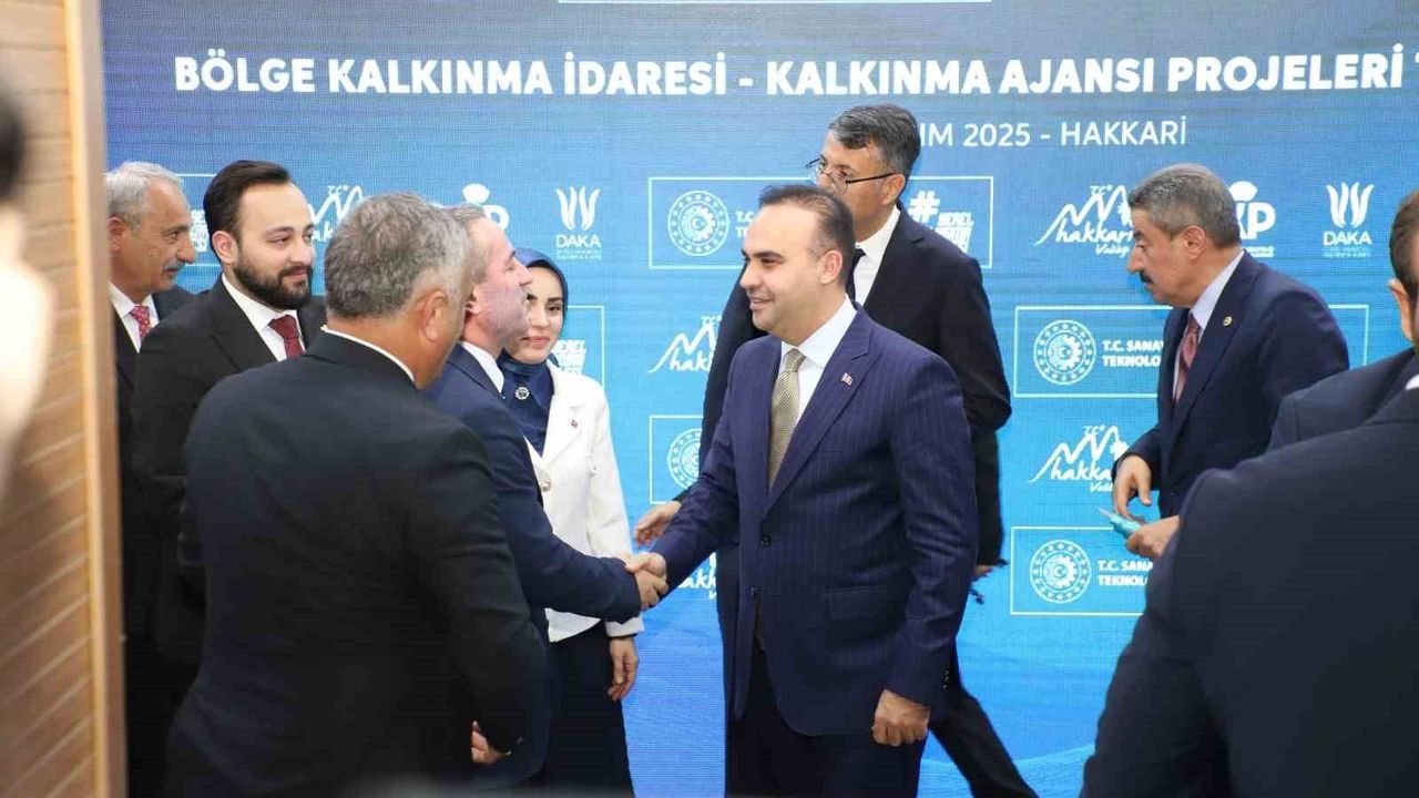 Bakan Kacır Hakkari'de: 221 milyon TL'lik 8 proje açıldı, 19,6 milyon TL'lik 2 projenin protokolü imzalandı