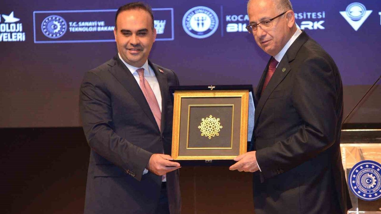 Bakan Kacır: Üniversitelerdeki yüksek teknoloji çalışmalarını ekonomik değere dönüştürecek platformlar kuracağız