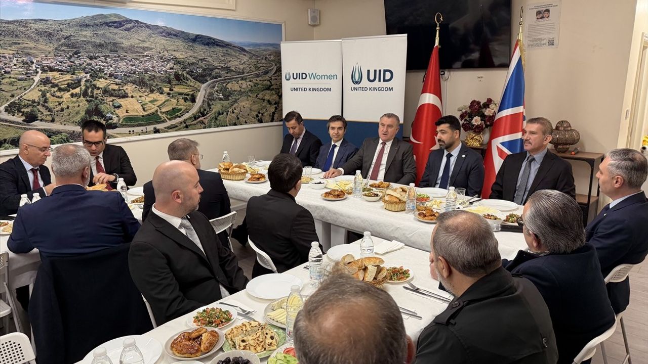 Bakan Osman Aşkın Bak Londra'da STK ve İş İnsanlarıyla Buluştu: Diaspora ve Deprem Çalışmaları Öne Çıktı