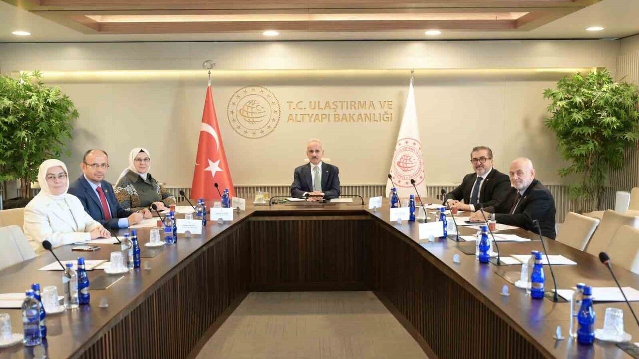 Bakan Uraloğlu: Gençlerin dijital güvenliği için sosyal medyada yaş sınırlamaları ve denetimler ele alındı