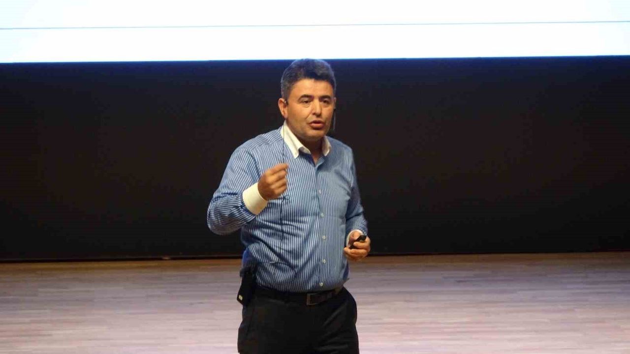 Bakan Yardımcısı Boyraz, Kocaeli Üniversitesi'nde gençlere yerli hızlı treni tanıttı