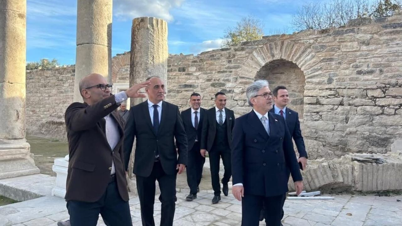 Bakan Yardımcısı Yelkenci, 'Öğretmen Akademileri' programı kapsamında Stratonikeia Antik Kenti'ni ziyaret etti