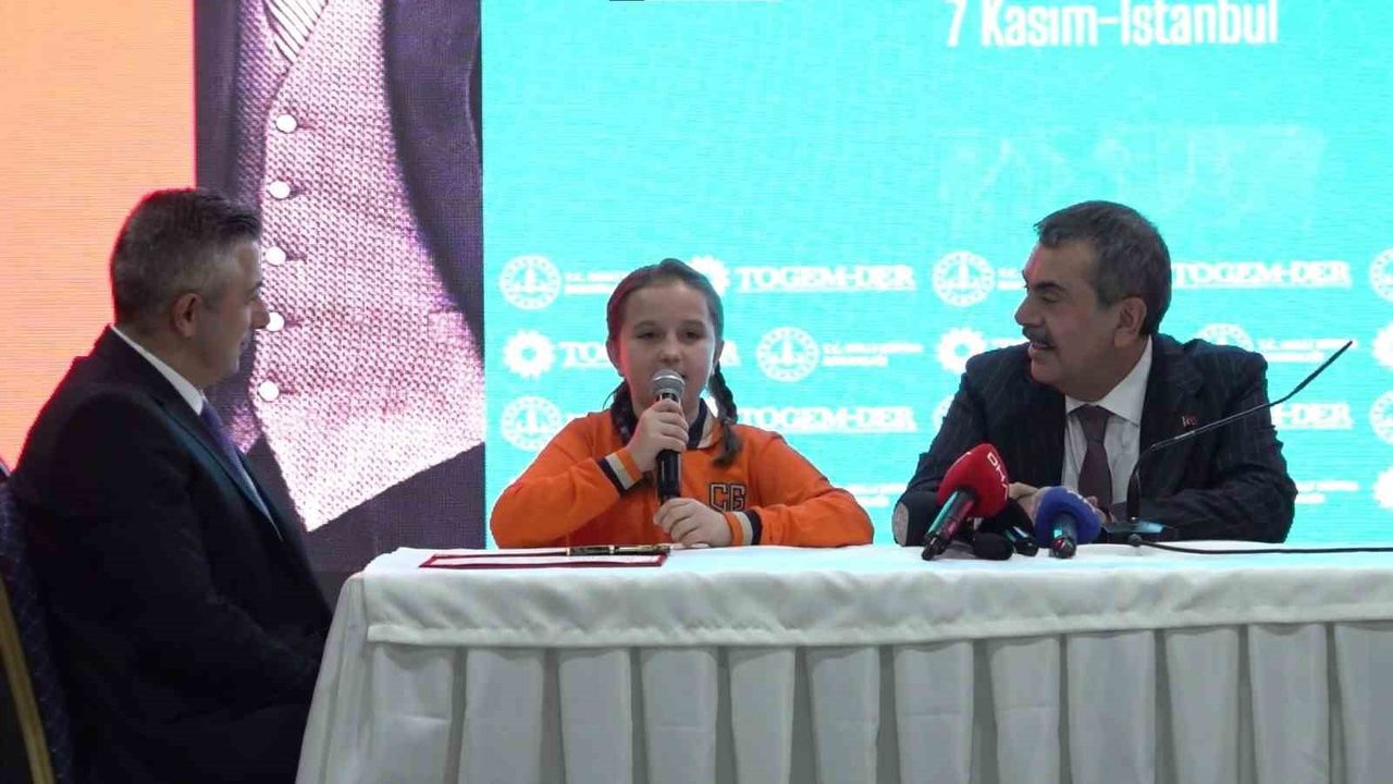 Bakan Yusuf Tekin, Can Gür İlkokulu’nda minik öğrenciyle içten diyalog yaşadı