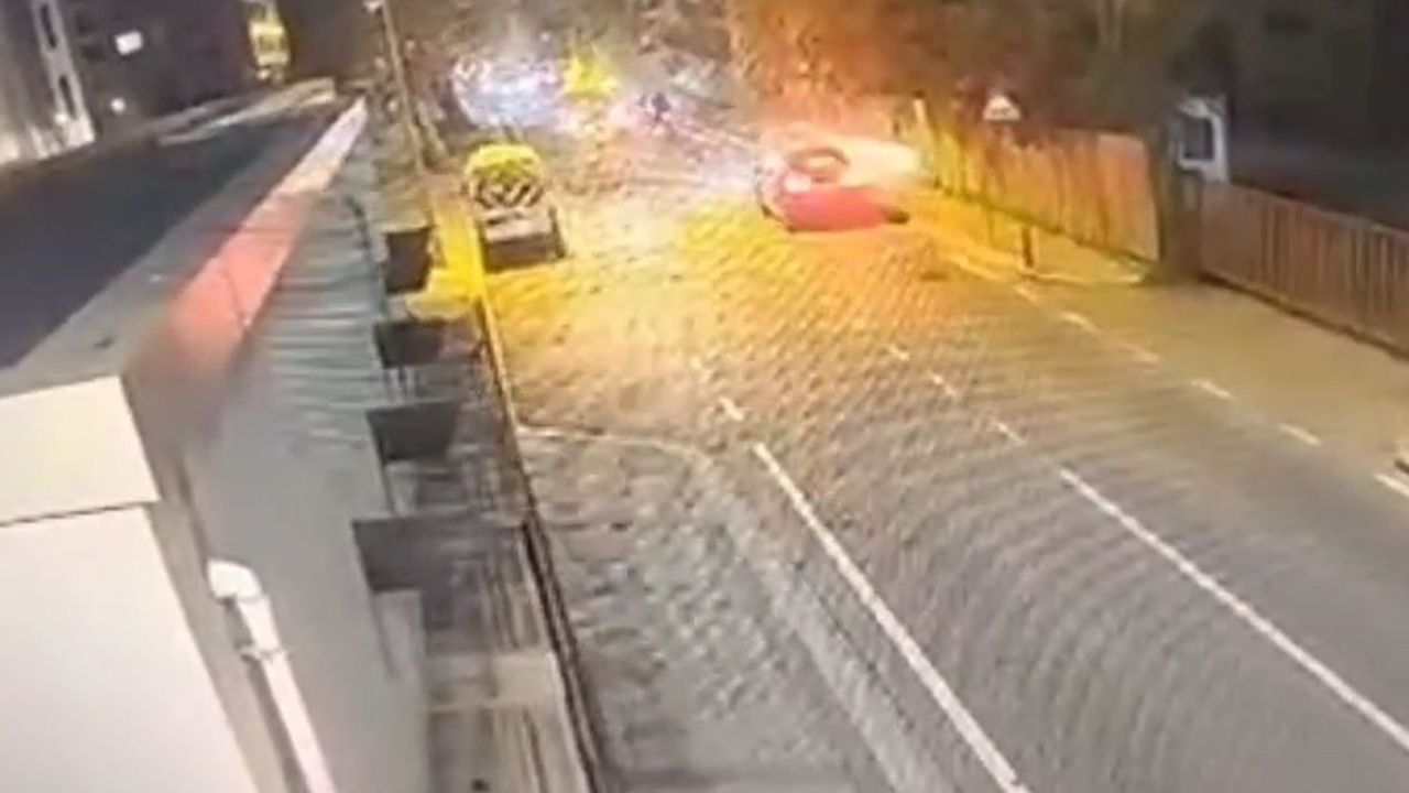 Bakırköy Abay Caddesi'nde iş makinesine çarpan motosiklet sürücüsü yaralandı