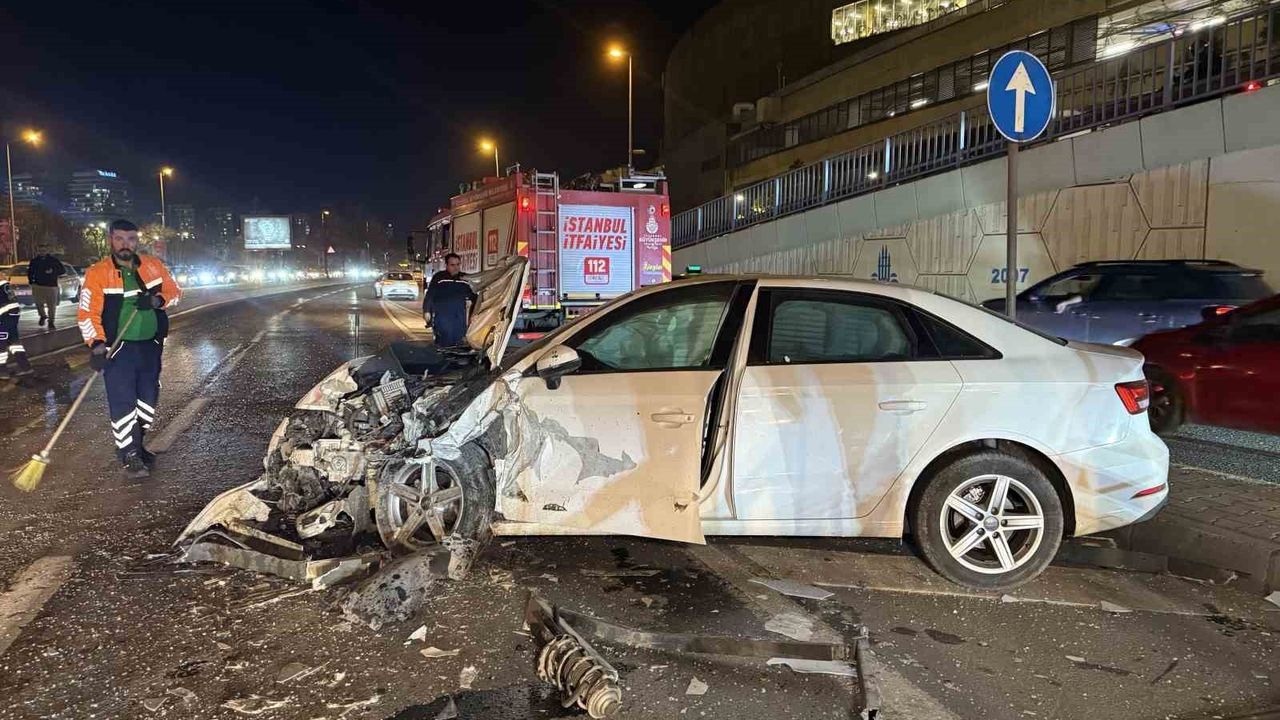 Bakırköy'de otomobil reklam panosuna çarpıp karşı şeride geçerek takla attı