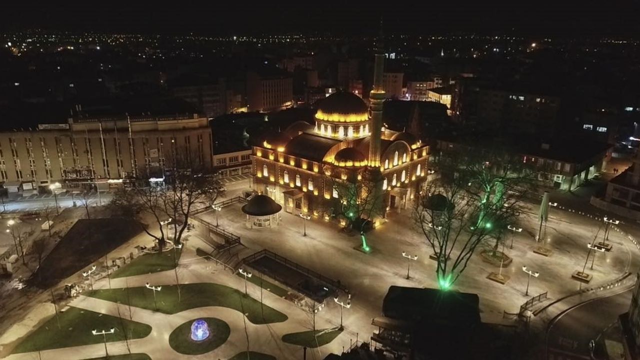 Balıkesir'de tartışma: Zağnos Paşa Cami çevresine 'İsmet İnönü Meydanı' önerisi