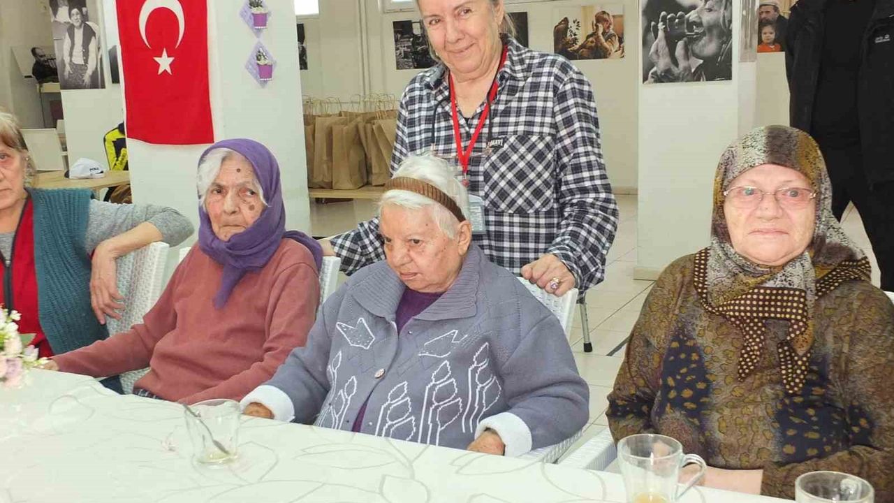 Balıkesir’in Burhaniye ilçesinde kaymakam ve emniyet müdüründen huzurevi ziyareti