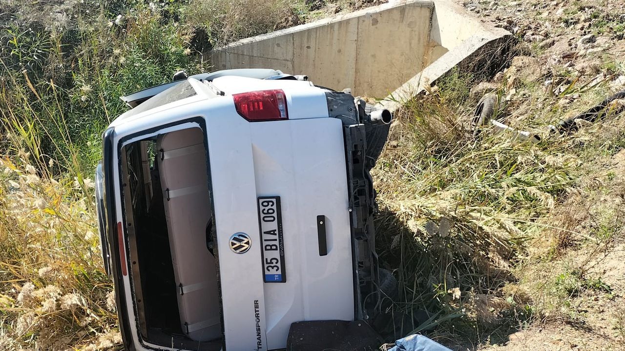 Balıkesir Kayalıdere'de otoyol kazası: Ticari araç şarampole uçtu, sürücü yaralandı