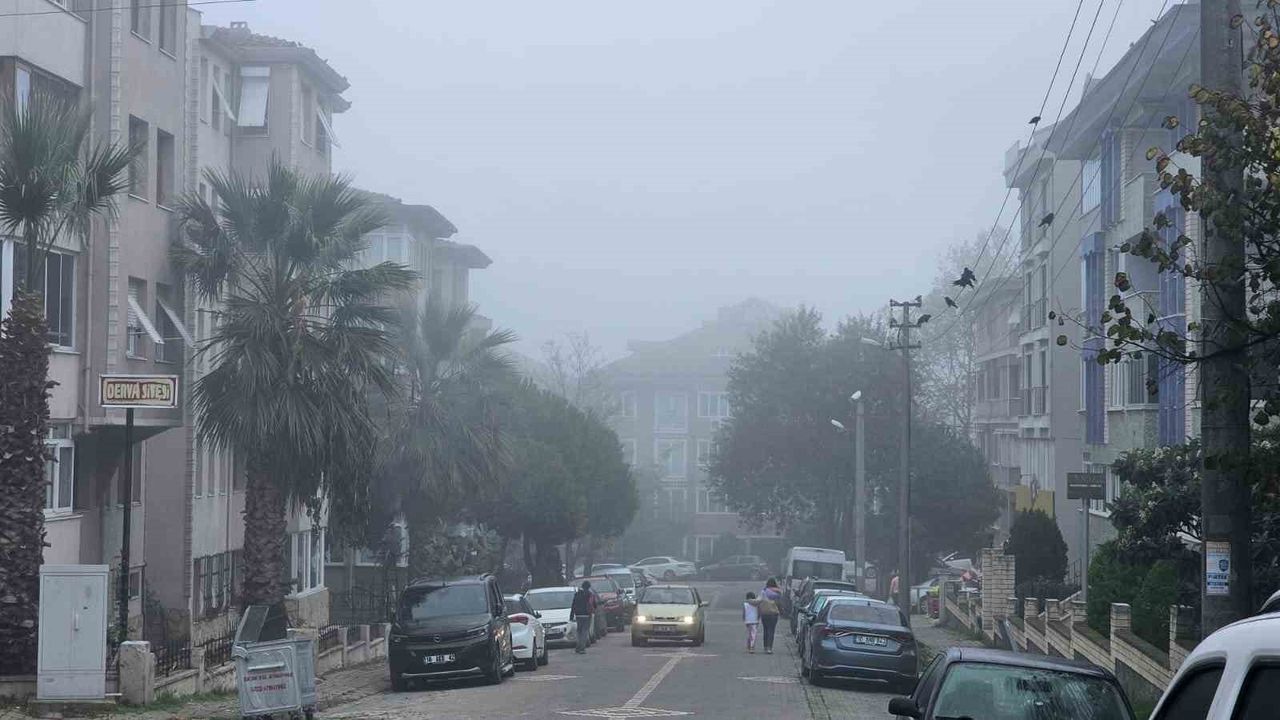 Bandırma’da Sabah Yoğun Sisi Görüşü Yer Yer 20 Metreye Düşürdü