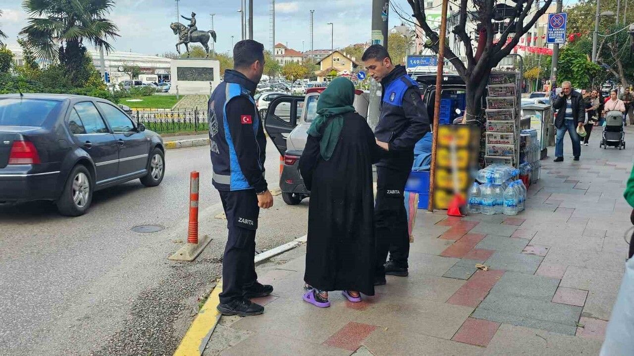 Bandırma'da zabıta, vatandaşların duygularını istismar eden dilenciyi suçüstü yakaladı