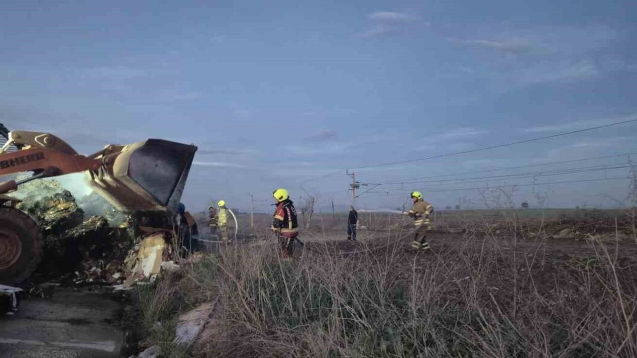 Bandırma yolunda karton yüklü tırın dorsesinde yangın — itfaiye müdahalesiyle söndürüldü