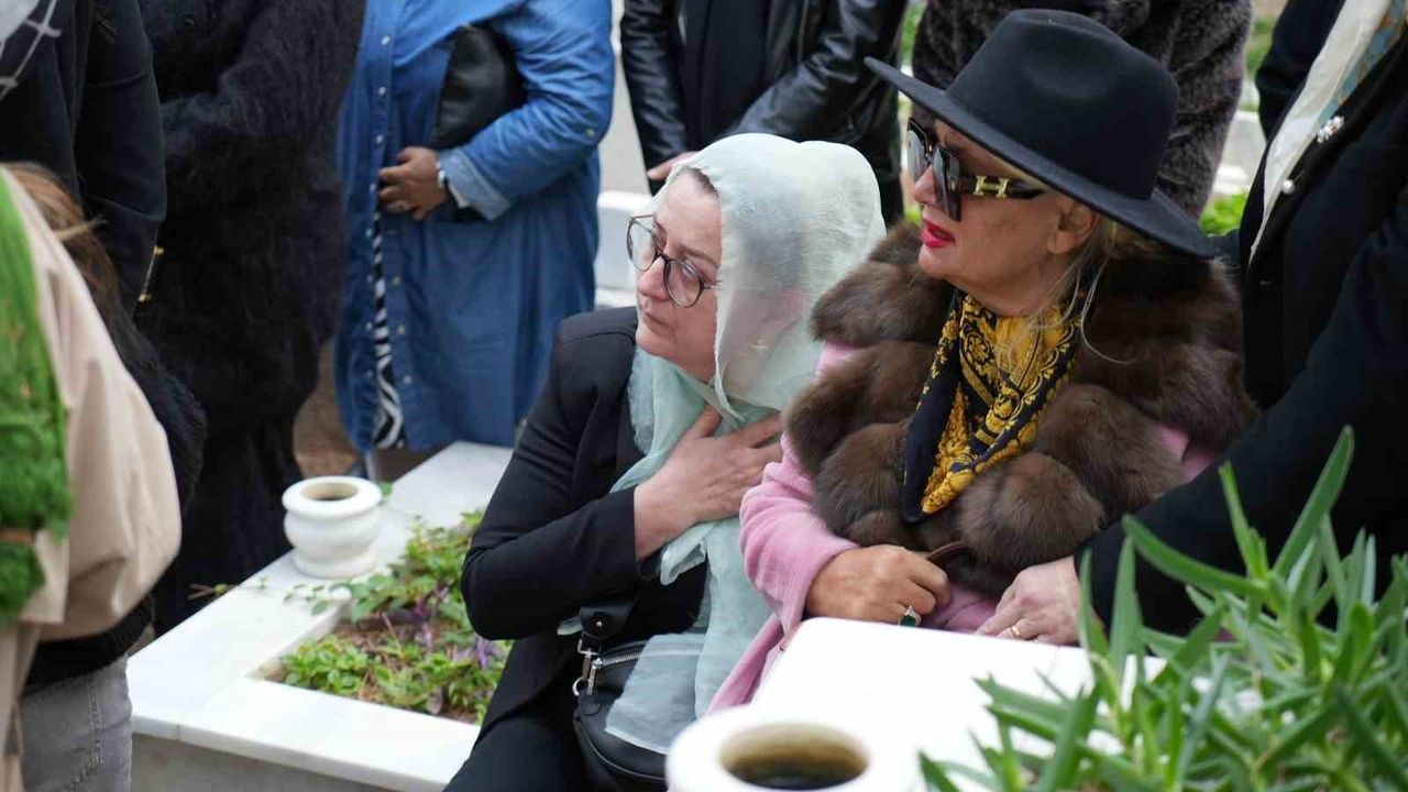 Banu Alkan, trafik kazasında yaşamını yitiren kardeşi Osman Alkan'ı son yolculuğuna uğurladı