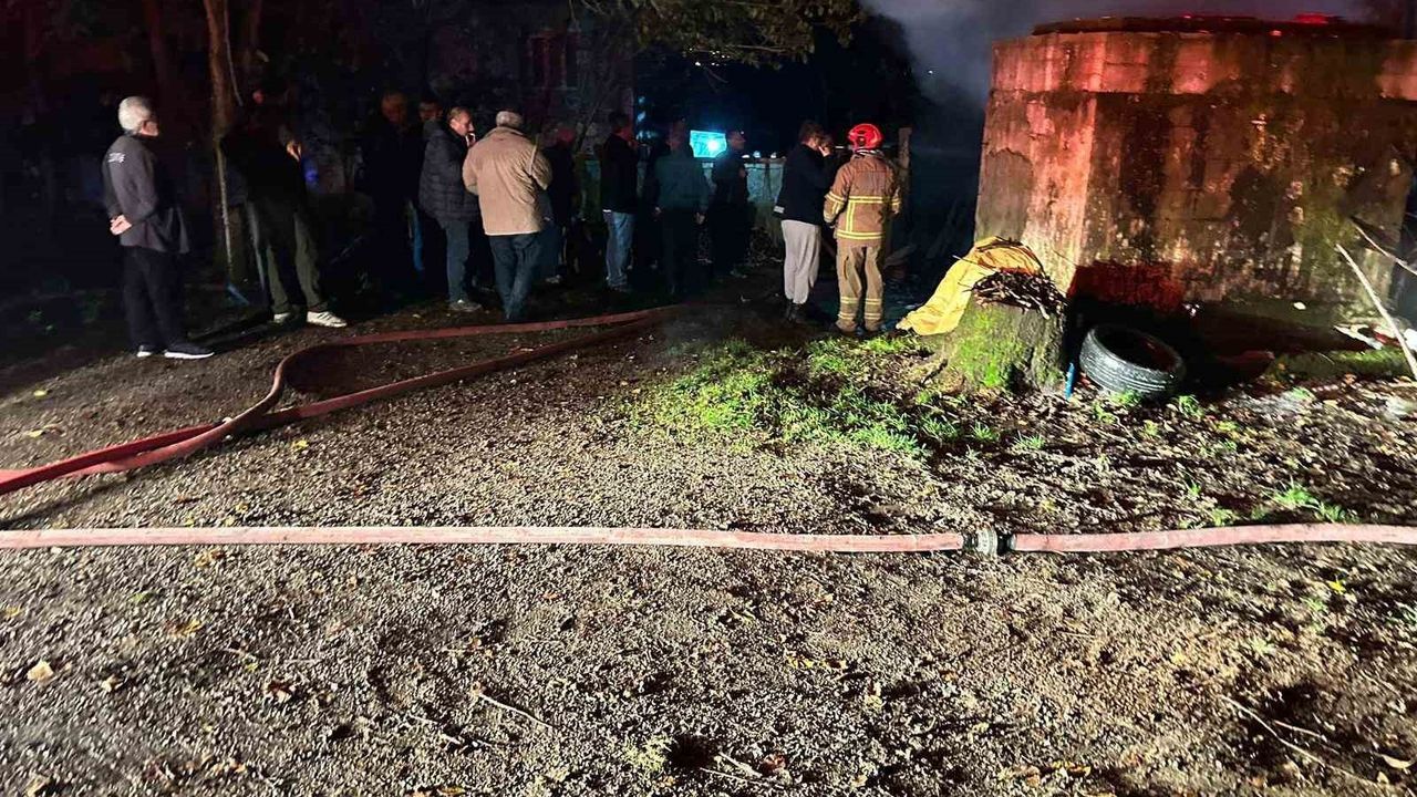 Bartın’da garaja yıldırım düştü: 2 araç kullanılamaz hale geldi