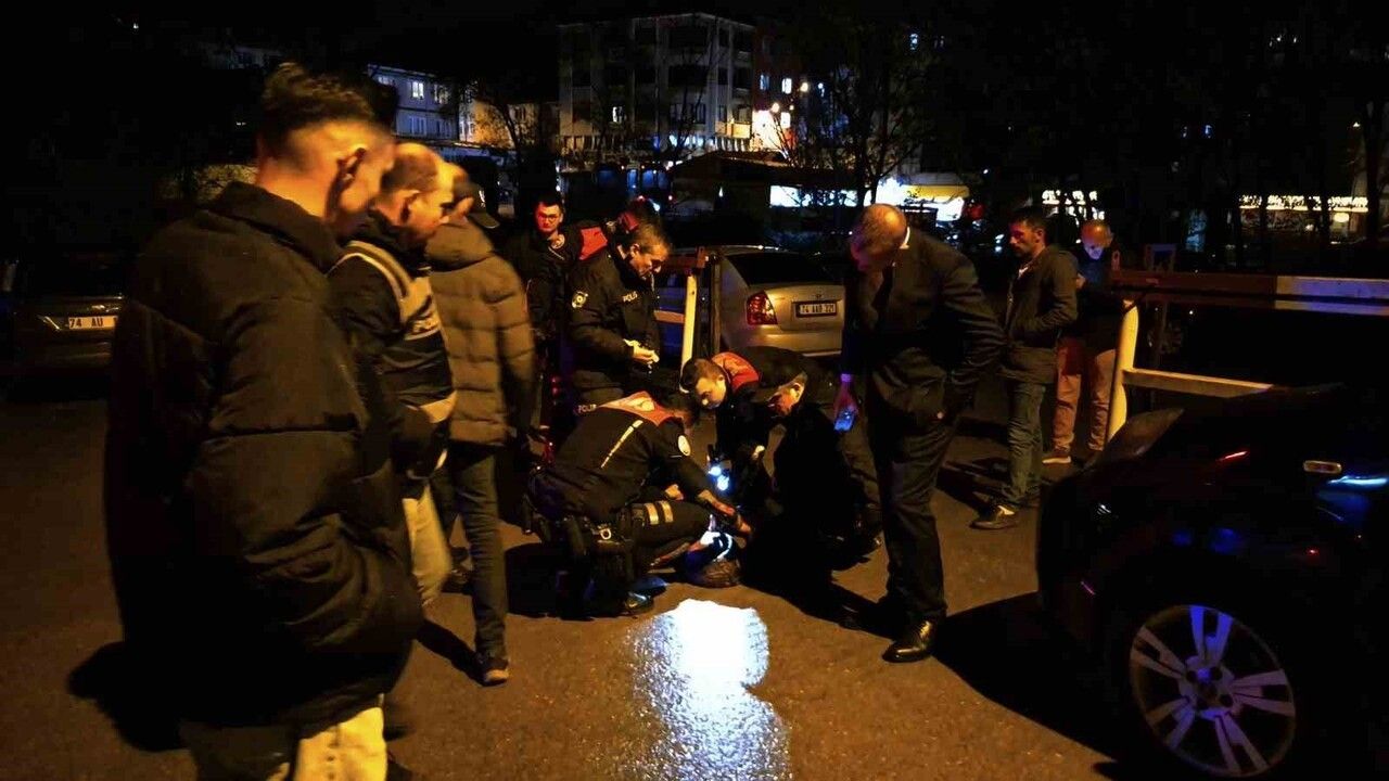 Bartın'da ırmağa atlamak isteyen alkollü şahıs, polisle konuşurken baygınlık geçirdi