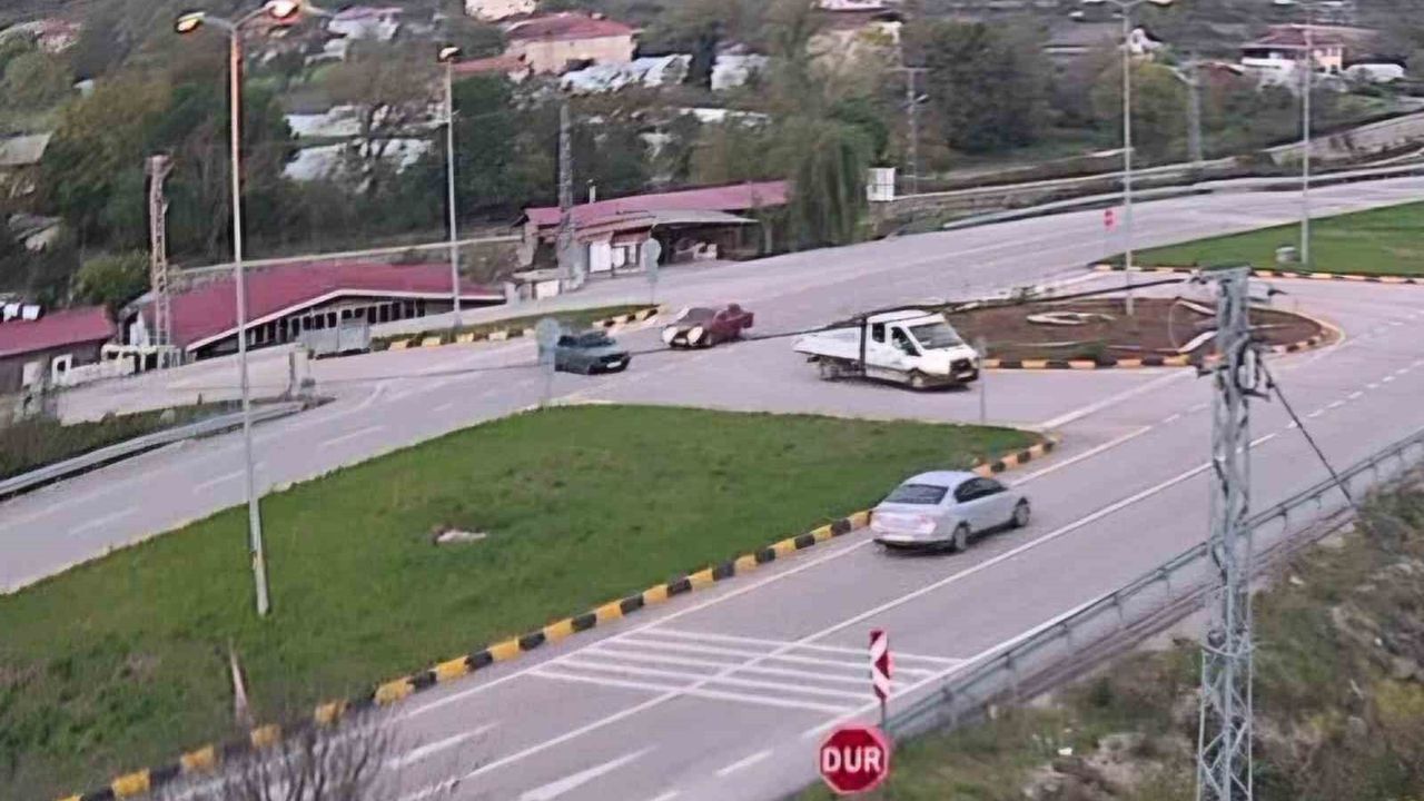 Bartın'da Karaçay Kavşağı'nda 6 kişinin yaralandığı kaza güvenlik kamerasında