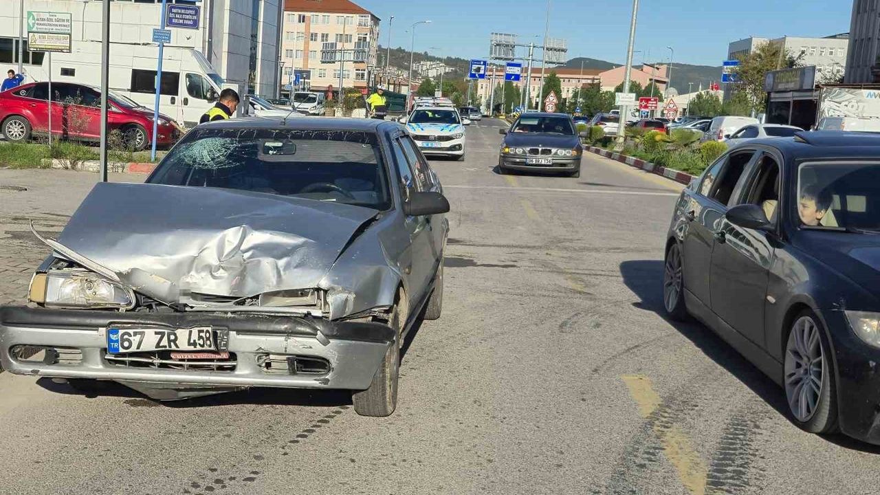 Bartın'da kavşakta çarpışma: 3 kişi yaralandı