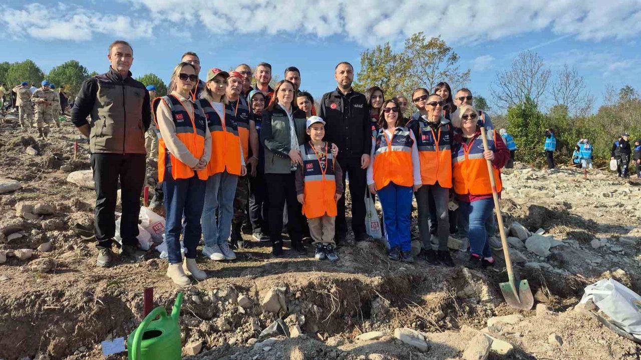 Bartın'da Milli Ağaçlandırma Günü'nde 3 bin 500 fidan toprakla buluştu