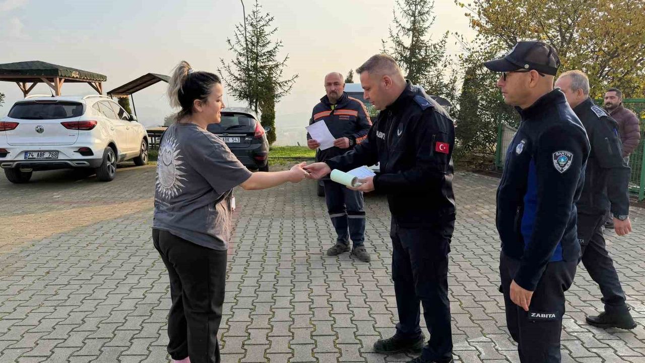 Bartın'da temizlik işçisi cüzdanı zabıtaya teslim etti, sahibine ulaştırıldı