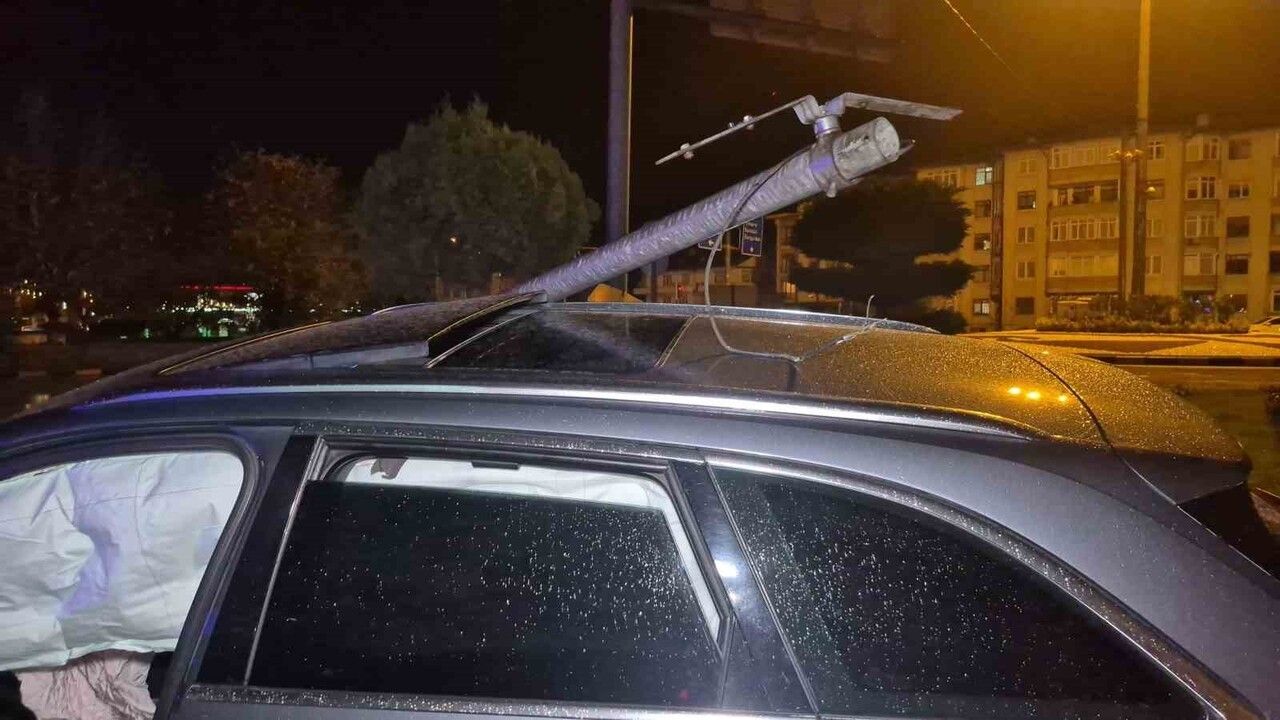 Bartın'da yağışta kontrolden çıkan araç trafik ışığı direğine çarptı; sürücü olay yerinden kaçtı