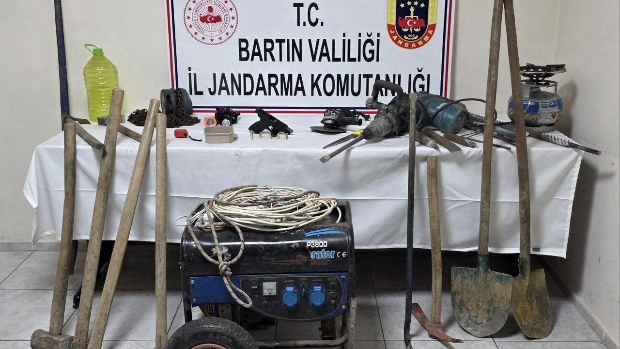 Bartın Ulus Kumluca'da kaçak kazıda 2 kişi suçüstü yakalandı